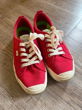 Cariuma OCA Low Sneakers - size 8.5 (women’s)